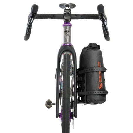Big Agnes Copper Spur UL2 Bikepack seitlich am Rad befestigt