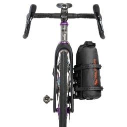 Big Agnes Copper Spur UL2 Bikepack seitlich am Rad befestigt