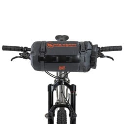Big Agnes Copper Spur UL2 Bikepack vorne am Lenker befestigt