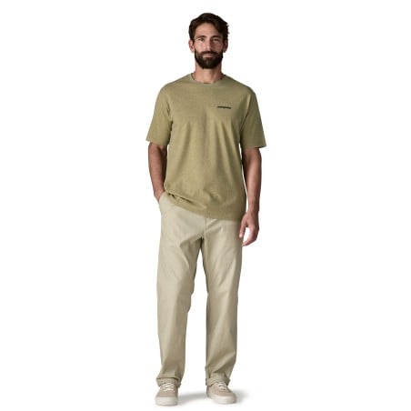 Patagonia P-6 Logo Responsibili-Tee POGM von Model getragen