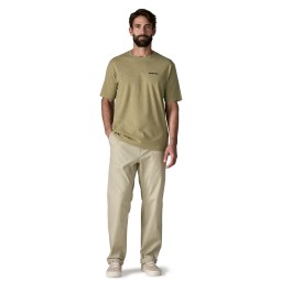 Patagonia P-6 Logo Responsibili-Tee POGM von Model getragen