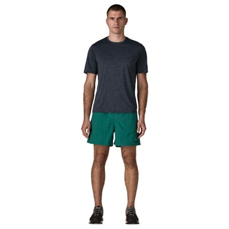 Patagonia Baggies Shorts OLGM von Model getragen in der Frontansicht