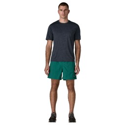 Patagonia Baggies Shorts OLGM von Model getragen in der Frontansicht