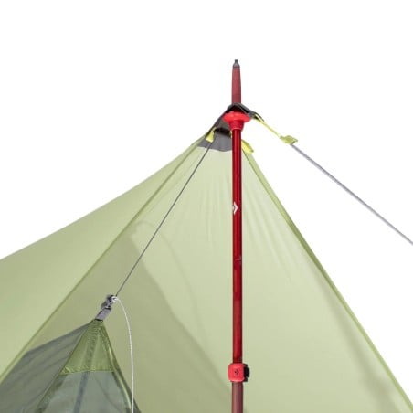 Sea to Summit Escapist Mesh Bug Shelter beispielhafte Ansicht Tarp und Shelter mit Trekkingstock aufgestellt