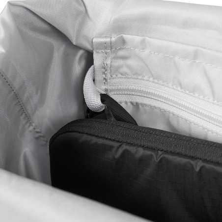 Reißverschlusstasche und Aufhängeschlaufen im Exped Typhoon 25 Tagesrucksack (ohne schwarze Tasche!)