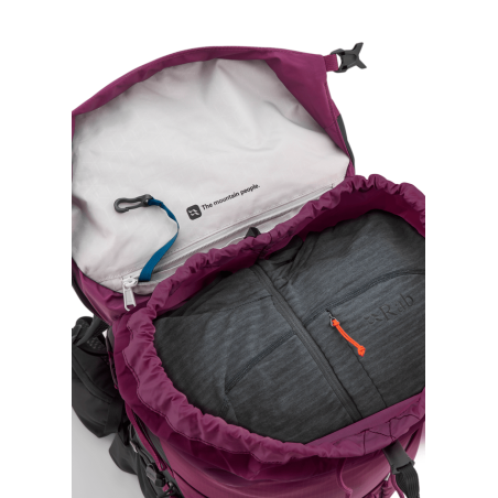 Rab Airox ND28L Tagesrucksack Damen Mulberry Black Blick unter das Deckelfach mit Beispielgepäck