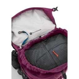 Rab Airox ND28L Tagesrucksack Damen Mulberry Black Blick unter das Deckelfach mit Beispielgepäck