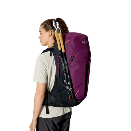 Rückseite Rab Airox ND34L Wanderrucksack Damen Mulberry Black mit Trekkingstock-Halterung