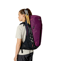 Rückseite Rab Airox ND34L Wanderrucksack Damen Mulberry Black mit Trekkingstock-Halterung