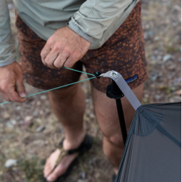 Gossamer Gear Twinn Tarp mit Halterung für deine Trekkingstöcke oder Tarpstangen
