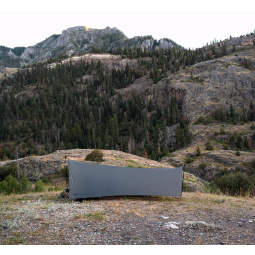 Gossamer Gear Twinn Tarp in freier Natur aufgebaut