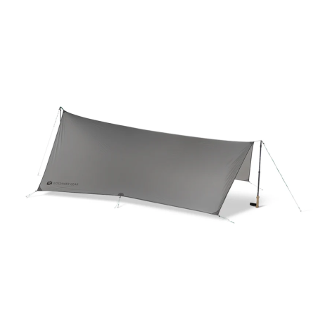 Gossamer Gear Twinn Tarp aufgebaut mit separat erhältlichem Trekkingstock