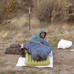 Cowboy Camping Claim Jumper mit Isomatte darauf im Einsatz