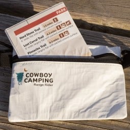 Cowboy Camping Range Rider beispielhaft mit Wanderkarte darin