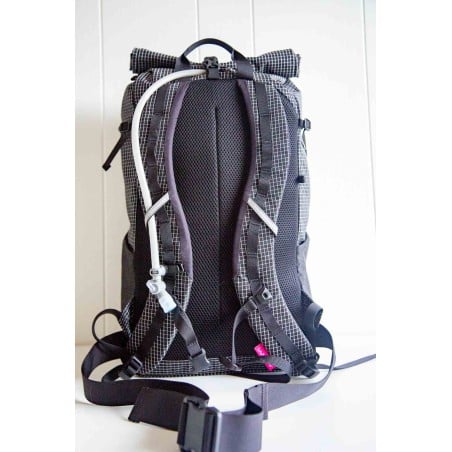 Symbiosis Gear The Willow UL Daypack Damen beispielhaft mit einem Trinksystem ausgestattet