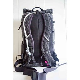 Symbiosis Gear The Willow UL Daypack Damen beispielhaft mit einem Trinksystem ausgestattet