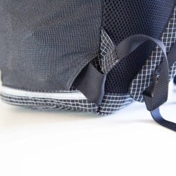 Symbiosis Gear The Willow UL Daypack Damen mit Öffnungen in den Seitentaschen zum Verstauen des Hüftgurts