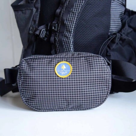 Symbiosis Gear The Huckleberry Hipbelt Pocket an einem Rucksack montiert