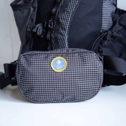Symbiosis Gear The Huckleberry Hipbelt Pocket an einem Rucksack montiert