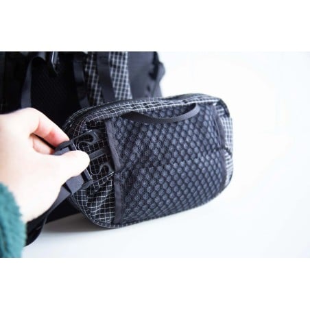 Symbiosis Gear The Huckleberry Hipbelt Pocket kann auf einen Hüftgurt gezogen werden