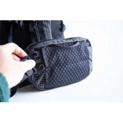 Symbiosis Gear The Huckleberry Hipbelt Pocket kann auf einen Hüftgurt gezogen werden