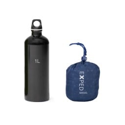 Exped REM Pillow Kopfkissen Navy Mountain R im Vergleich zu einer 1L Trinkflasche, die nicht im Lieferumfang enthalten ist.