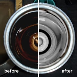 Effekt der HydraPak Bottle Bright Reinigungstabletten in einem Edelstahlbecher