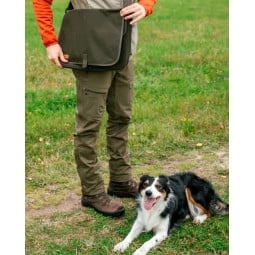 Pinewood Finnveden Hybrid Trousers Olive im Einsatz mit Hund