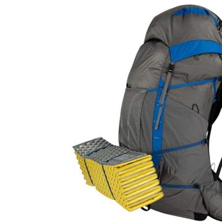 Osprey Exos Pro 55 Rucksack mit diversen Möglichkeiten Material außen zu befestigen. Isomatte nicht im Lieferumfang enthalten.