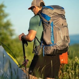 Osprey Exos Pro 55 Rucksack beim Wandern. Nur Rucksack im Lieferumfang enthalten.