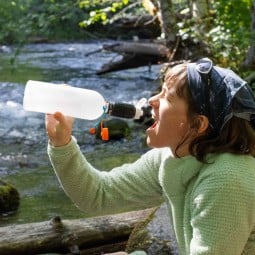 Cnoc ThruBottle 700ml Trinkflasche in Kombination mit einem Sawyer Squeeze, der nicht im Lieferumfang enthalten ist.