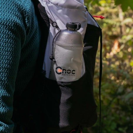 Cnoc Vesica 28mm Faltflasche Smoky seitlich im Rucksack
