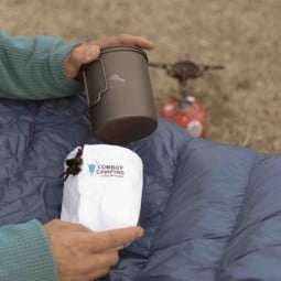 Cowboy Camping Pot Wrangler in Kombination mit einem Toaks Topf. Topf nicht m Lieferumfang enthalten.