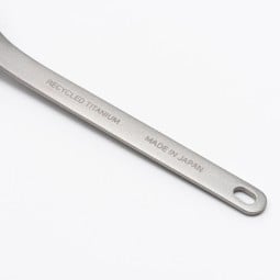 Snow Peak RE Titanium Spork Griff mit Prägung