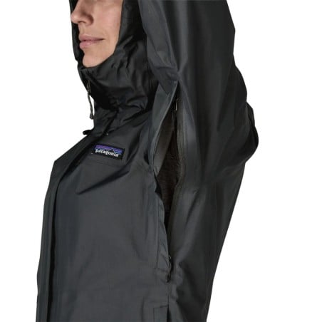 Patagonia Torrentshell 3L Rain Jacket Damen Black Rückseite mit Modell Gr. S 175 cm inklusiver Unterambelüftung