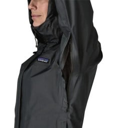 Patagonia Torrentshell 3L Rain Jacket Damen Black Rückseite mit Modell Gr. S 175 cm inklusiver Unterambelüftung