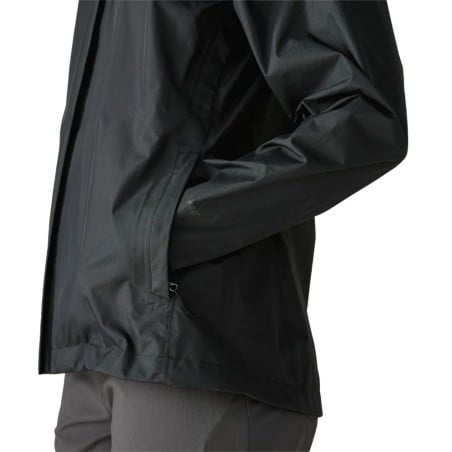 Patagonia Torrentshell 3L Rain Jacket Damen Black Rückseite mit Modell Gr. S 175 cm mit großen Einschubtaschen