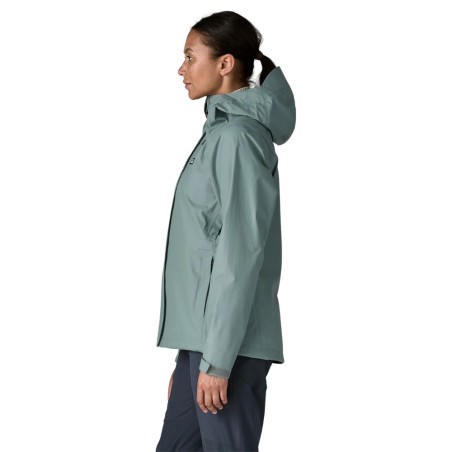Patagonia Torrentshell 3L Rain Jacket Damen Regenjacke in der Farbe Blue Sage an Modell Gr. S bei 175cm im Profil