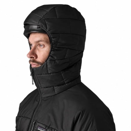 Patagonia Hi-Loft Nano Puff Hoody Schwarz an Modell mit 183 cm in Gr. M mit Helm tauglicher Kapuze im Detail.