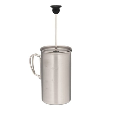 Snow Peak Titanium French Press mit eingeprägter Skala an der Seite.