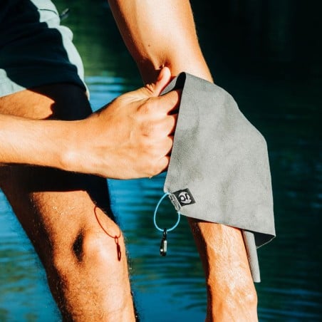 Gossamer Gear Little Towel Reisehandtuch in Benutzung.