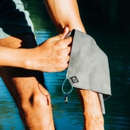 Gossamer Gear Little Towel Reisehandtuch in Benutzung.
