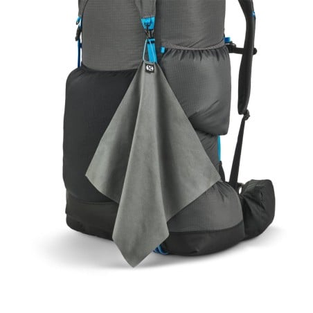 Gossamer Gear Little Towel Reisehandtuch mit Clip zum befestigen am Rucksack - Rucksack nicht im Lieferumfang enthalten.