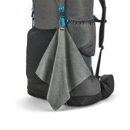 Gossamer Gear Little Towel Reisehandtuch mit Clip zum befestigen am Rucksack - Rucksack nicht im Lieferumfang enthalten.