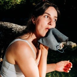 Gossamer Gear Little Towel Reisehandtuch ist besonders weich und angenehm.