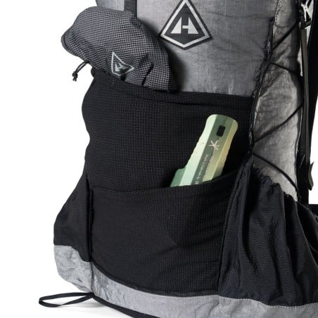 Hyperlite Mountain Gear Unbound 55 Rucksack Grey mit zwei geräumigen Fronttaschen aus Mesh.
