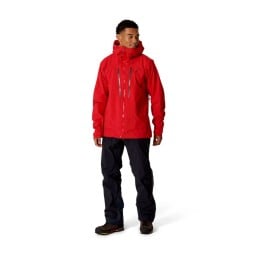 Rab Firewall Guide Regenjacke getragen an Model.