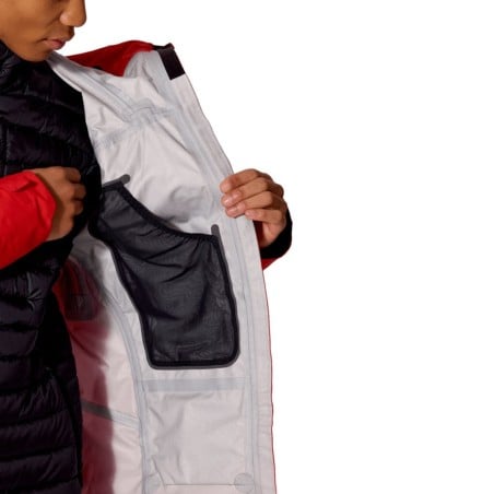 Rab Firewall Guide Regenjacke mit Handytasche auf der linken Innenseite.