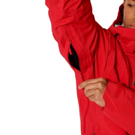 Rab Firewall Guide Regenjacke mit großzügiger Unterarmbelüftung.