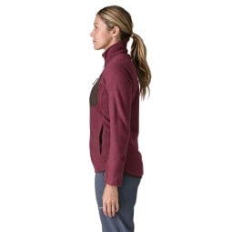 Patagonia R1 Air Jacket Damen Berry Fig an Model in Gr. S bei 175cm Größeim Profil